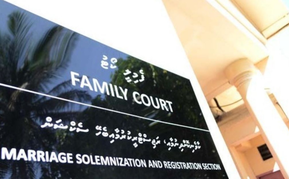 ފެމިލީ ކޯޓުގެ ފުރާޅަށް އަރައި ވައްކަންކުރަން އުޅުނު މީހަކު 40 ދުވަހަށް ބަންދުކޮށްފި