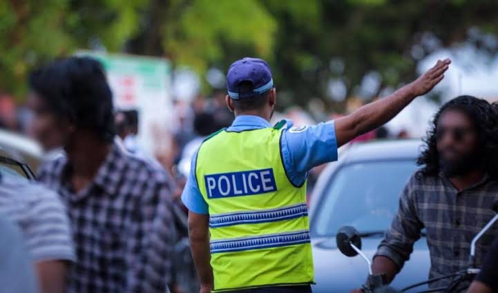 ފުލުހުން މަގުގެ ޓްރެފިކް ބަލަހައްޓަނީ، ފޮޓޯ: ފުލުހުން