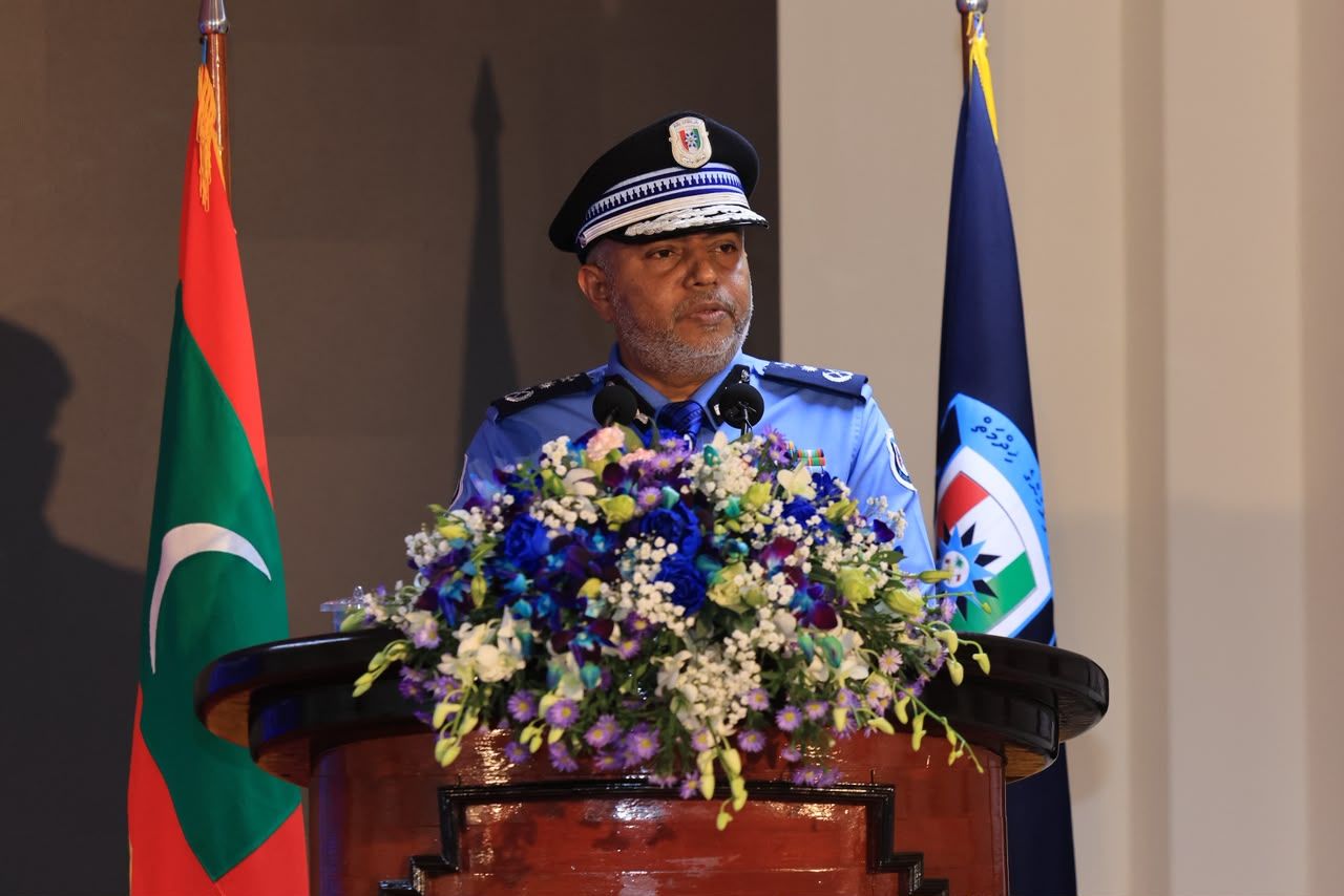 ކޮމިޝަންޑް ރޭންކުތަކަށް ދާ އޮފިސަރުންގެ ފަރާތުން ލީޑާޝިޕްއާއި ތަފާތު ފެންނަން ޖެހޭ: ޕޮލިސް ކޮމިޝަނަރު