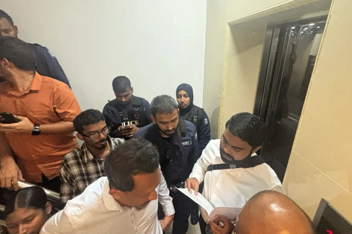 "އަދަދު" އޮފީހަށް ފުލުހުން ވަނުން: ދުނިޔޭގެ މީޑިއާއިން ބުނަނީ އެއީ ނޫސްވެރިކަމުގެ މިނިވަންކަމަށް އޮތް ނުރައްކަލެއް ކަމަށް