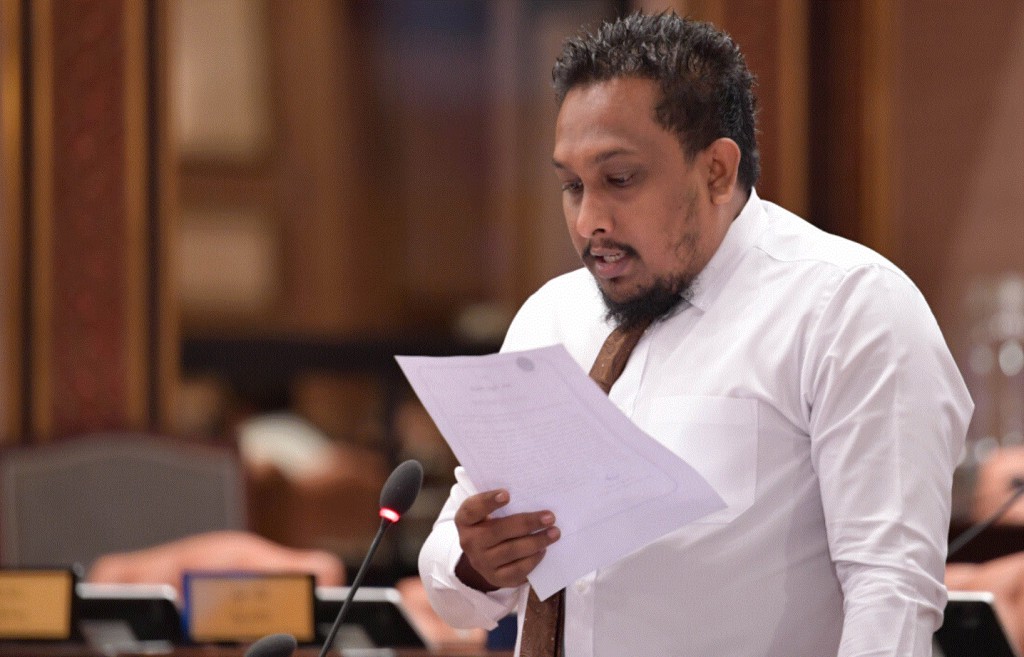 ބަހުސްގެ ތެރެއިން ގުރުއާނުގެ އާޔަތެއް ވިދާޅުވާން ފެށުމުން ހުއްޓުވައިފި