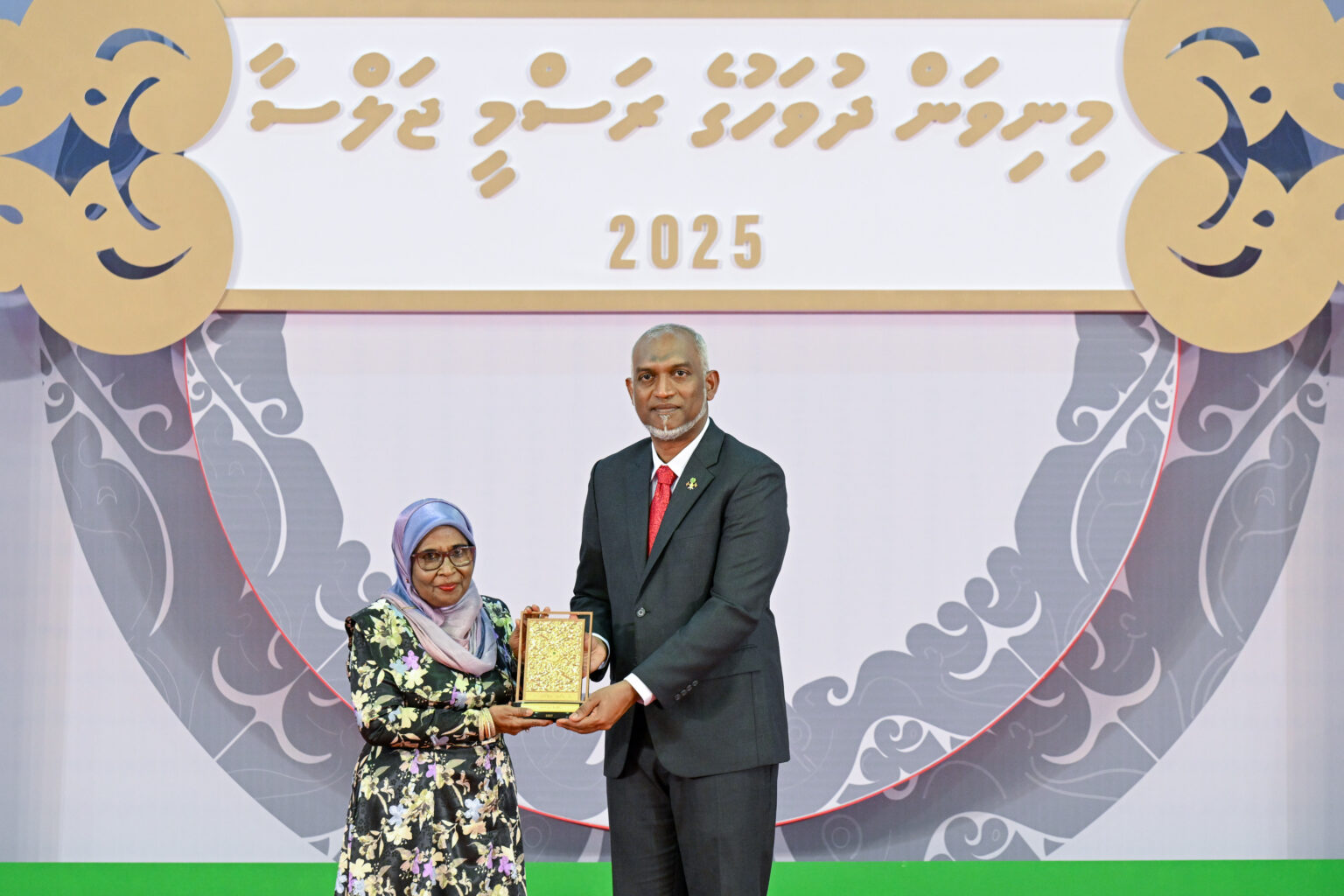 ދައުލަތަށް ގިނަ ދުވަހު ޚިދުމަތް ކުރެއްވި 94 ބޭފުޅަކަށް ޝަރަފުގެ ބެޖާއި އައްޑަނަ އަރުވައިފި