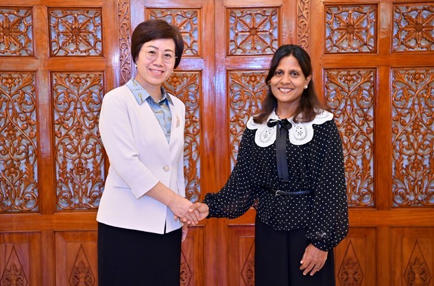 ޗައިނާ ސަފީރު މެޑަމް ފަޒްނާގެ އަރިހަށް އިހުތިރާމުގެ ޒިޔާރަތެއް ކުރައްވައިފި