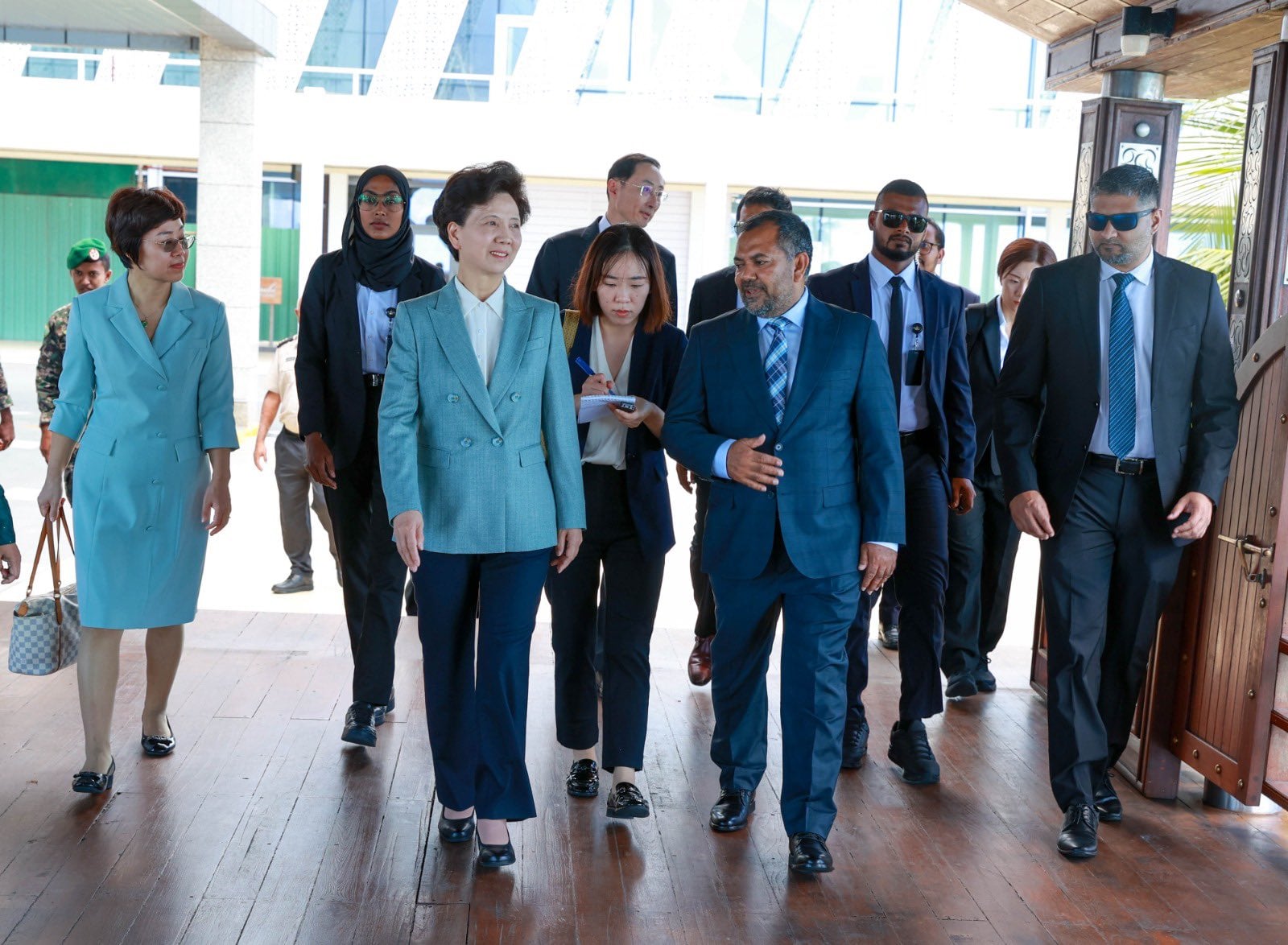 މުއިއްޒު ހުވާކުރެއްވުމުގެ ރަސްމިއްޔާތަށް ޗައިނާ ރައީސްގެ ހާއްސަ މަންދޫބެއް