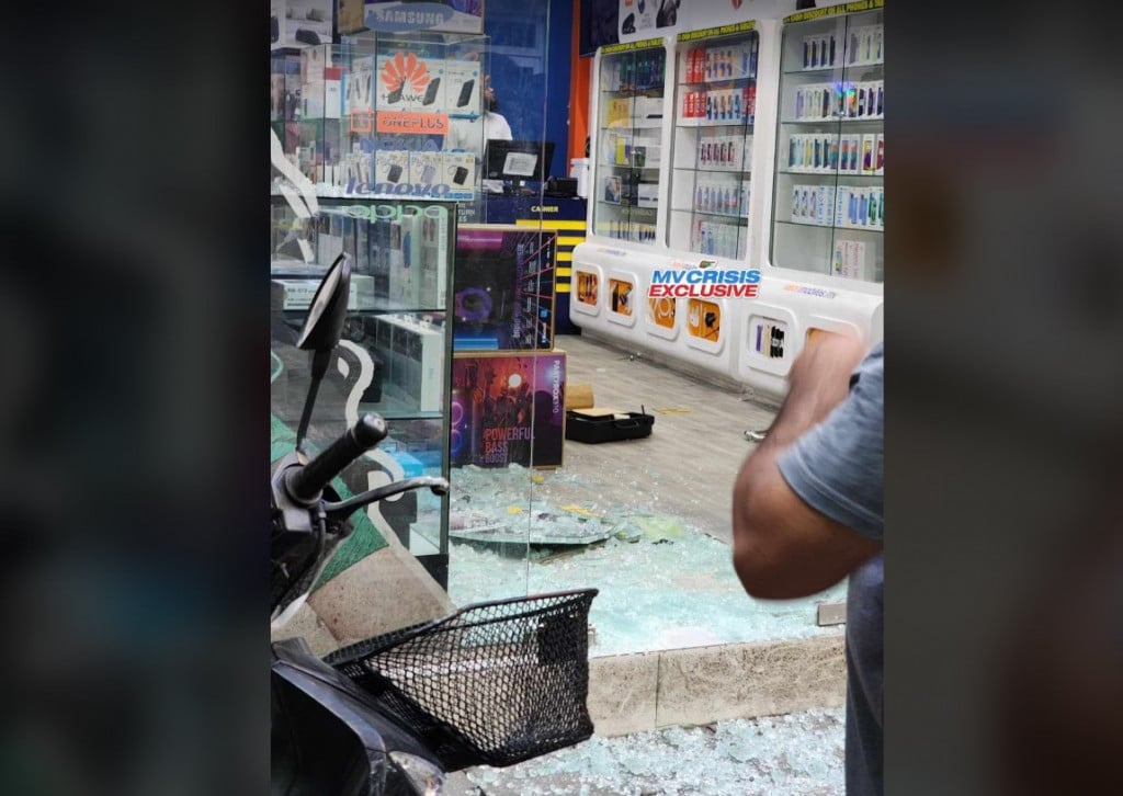 ލައްކައަކަށް ވުރެ ގިނަ ރުފިޔާގެ ތަކެތި ވަގަށް ގެންދިޔައިރު މީހުން ތިބީ ކުޅިބަލަން