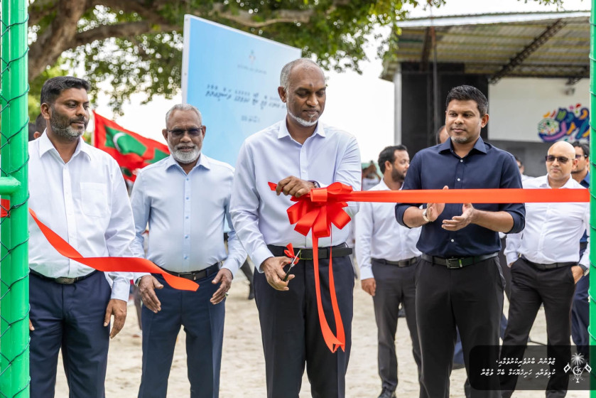 އއ. އުކުޅަހުގައި އަލަށް ބިނާކުރި އައުޓްޑޯ ވޮލީ ކޯޓު ރައީސް މުޢިއްޒު ހުޅުވައިދެއްވައިފި