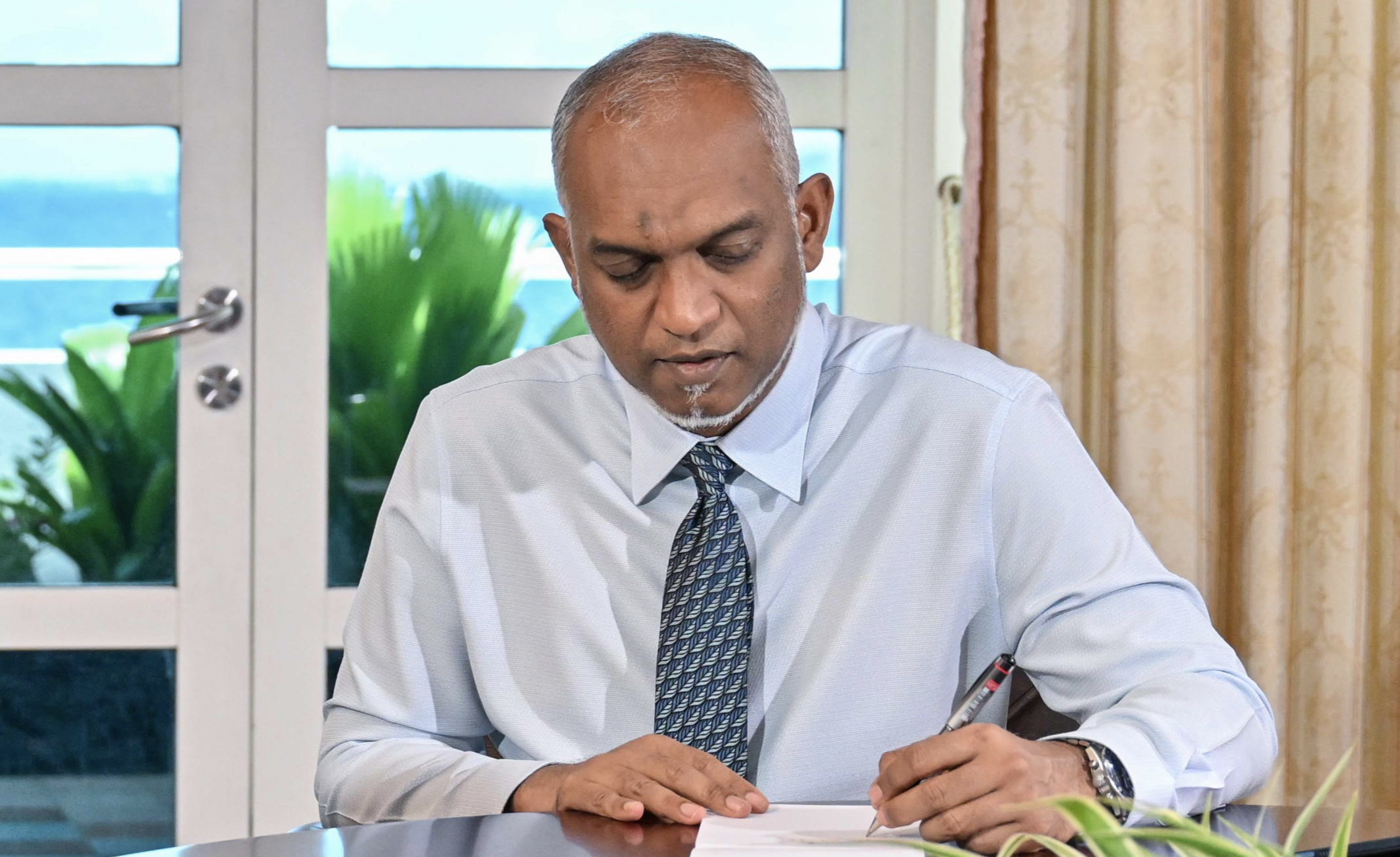 ރައީސުލްޖުމްހޫރިއްޔާ ޑރ. މުޙައްމަދު މުޢިއްޒު