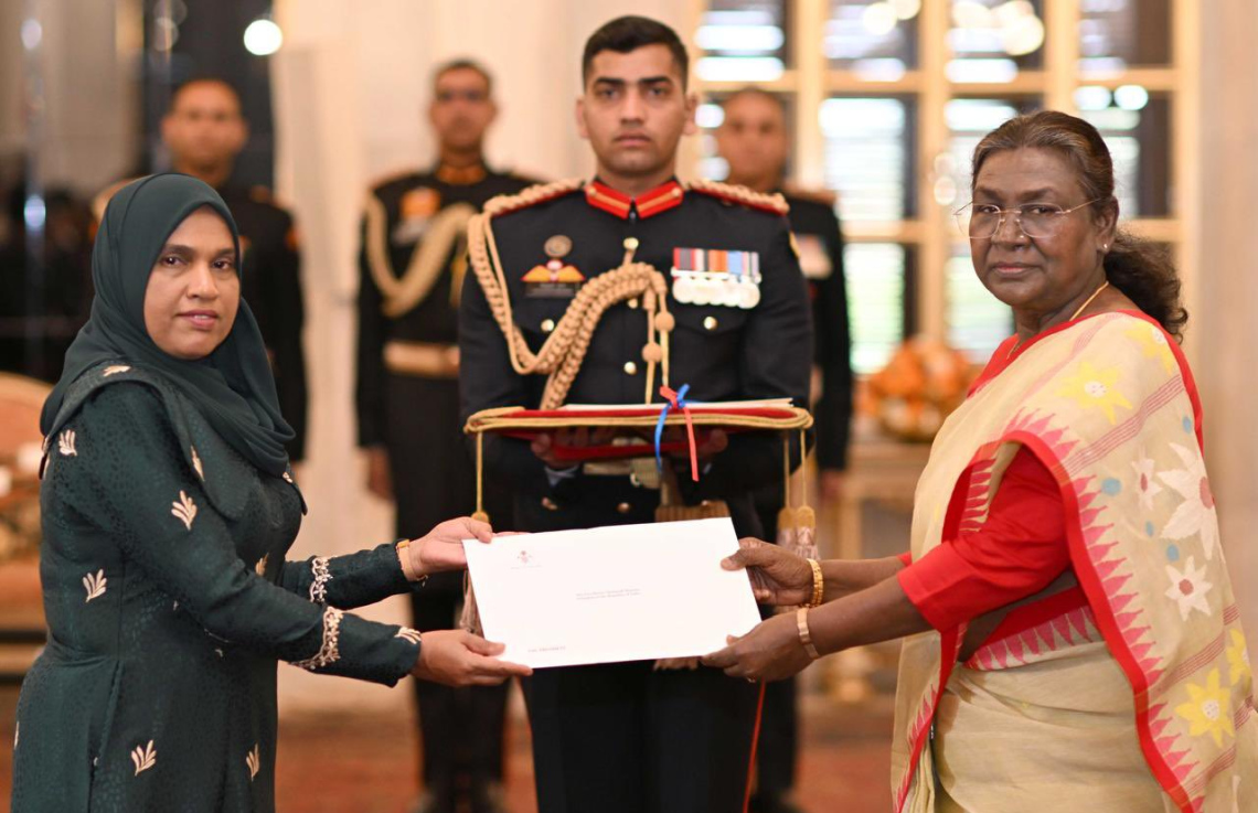 ދިވެހި ސަފީރު އިންޑިއާގެ ރައީސަށް ފަތްކޮޅު އަރުވައިފި