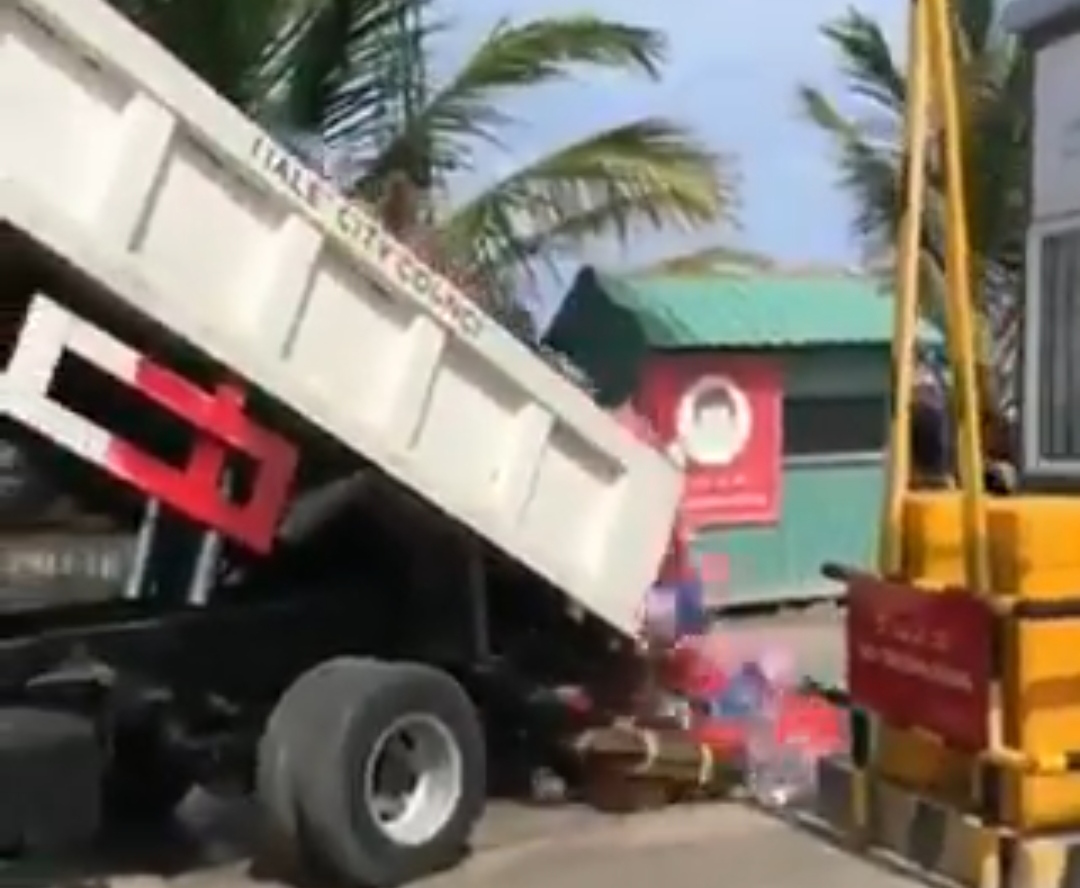 މާލޭގައި ކުނީގެ ހަނގުރާމައެއް: މަގުތަކުގައިހުރި ކުނިތައް ކައުންސިލުން އަޅާލީ ވެމްކޯ ދޮރުމައްޗަށް!