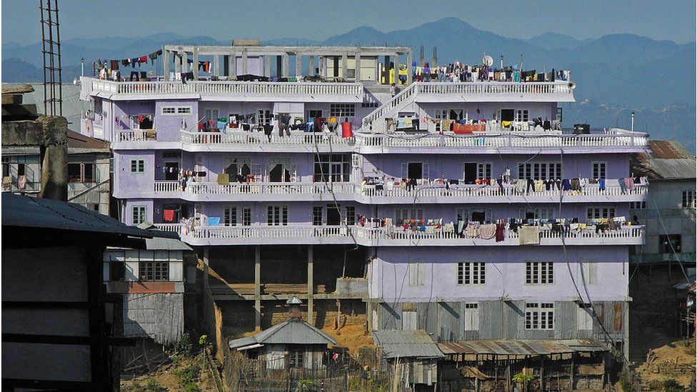 އެއް އާއިލާއެއްގެ 199 މީހުން ދިރިއުޅޭ ބޮޑު ގެޔަކަށް ފަތުރުވެރިންގެ ބޮޑު ސަމާލުކަމެއް!