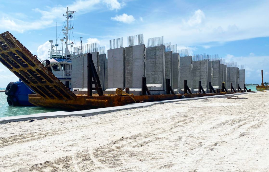 ހުޅުދޫ ބަނދަރު ތަރައްޤީކުރުން؛ ކޮންކްރީޓް ގަލުގެ އިތުރު ޝިޕްމަންޓެއް ގެންގޮސްފި