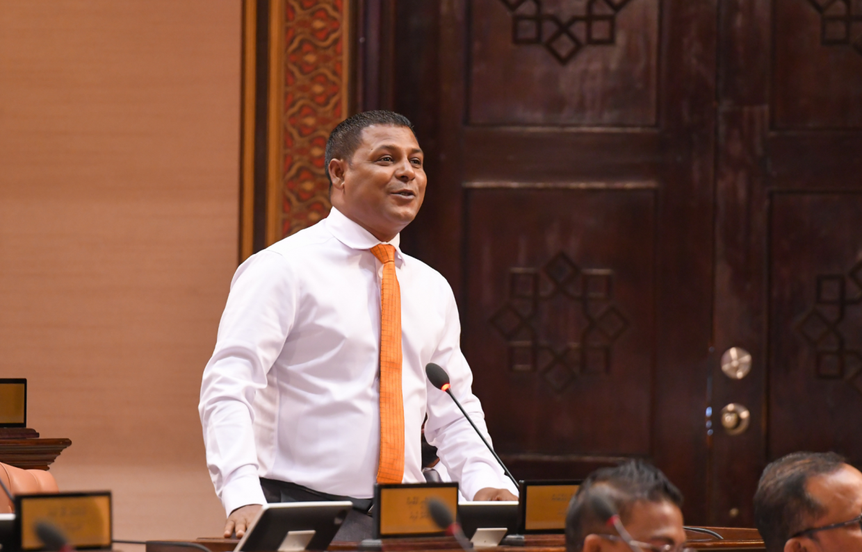 އިދިކޮޅު ޕާޓީން ފެންނަނީ ވެރިކަމުގެ ދަހިވެތިކަމުގައި އެކަކު އަނެކަކު ނޮޅާލާ މަންޒަރު: އައްބާސް
