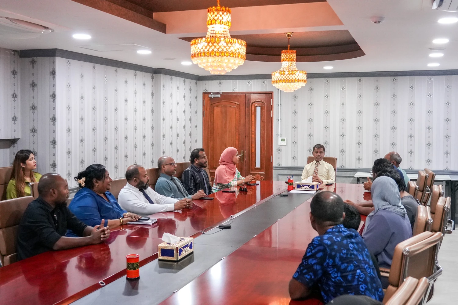 ބޯންމެރޯ ފަރުވާއަށް ފުރާ ކުދިންނާ ވަޒީރު ބައްދަލުކުރައްވައިފި