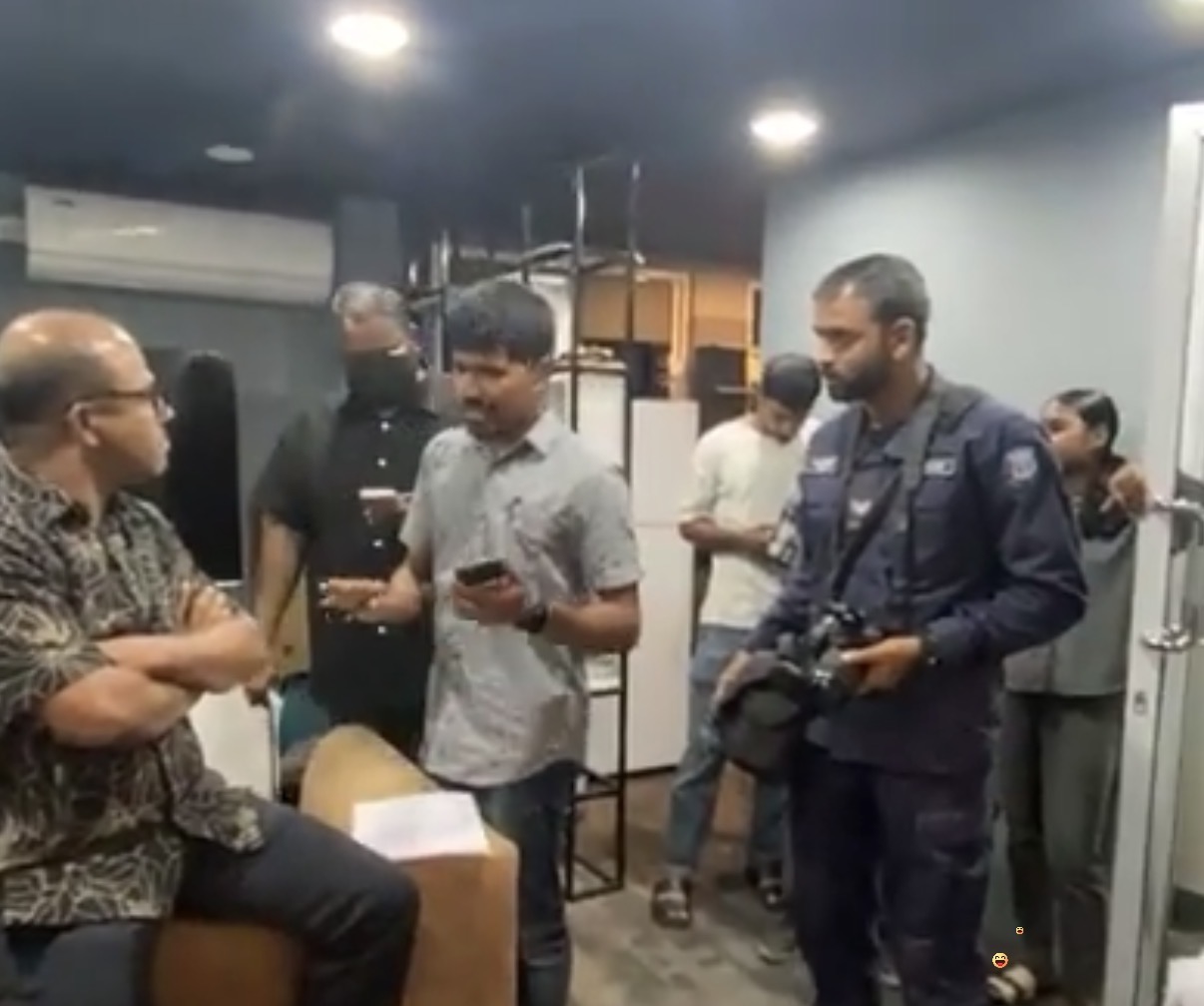 ފުލުހުން އަދަދު ނޫހުގެ އޮފީހަށް ވަދެ ފާސްކުރަން ފަށައިފި