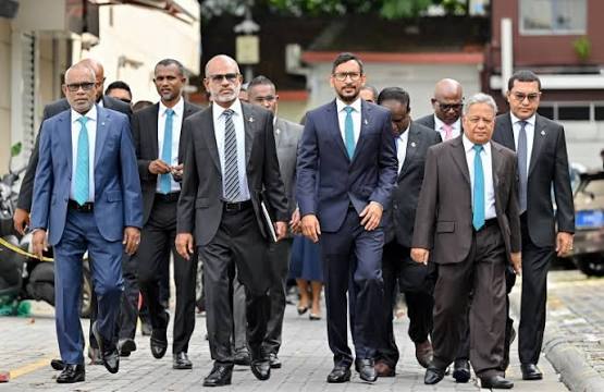 މަޖިލީސް ތެރެއިން 'ބަޣާވާތެއް': ރައީސް މުޢިއްޒު އާދެކޮޅަށް ސޮއި ހަމަކުރަނީ