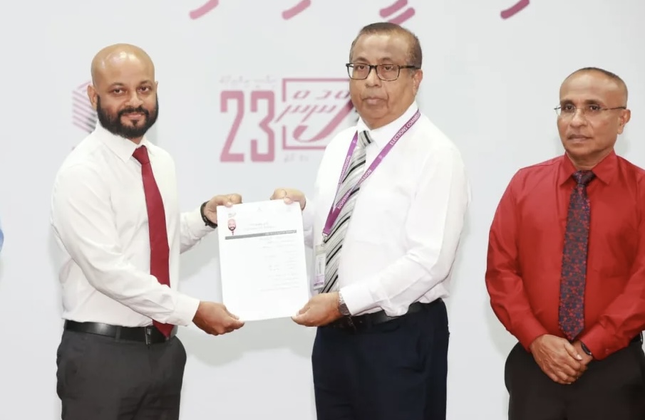 ފާރިސްވެސް އީސީއަށް ފޯމް ހުއަޅުއްވައިފި; ޝަރުތު ހަމަވޭތޯ ބަލަނީ