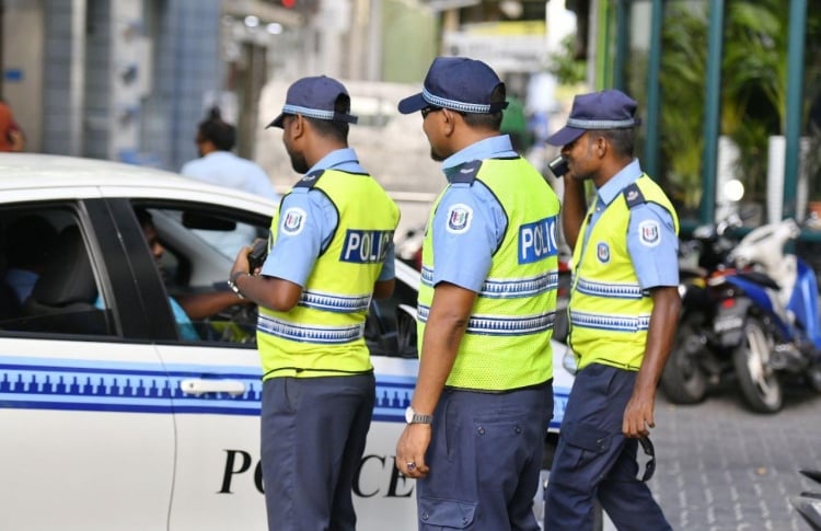 ފުލުހުންގެ ކާރެއްގައި ޖެހުމުން ފިލަން ދުއްވި ސައިކަލް ޖެހުނީ ބަހުގަ