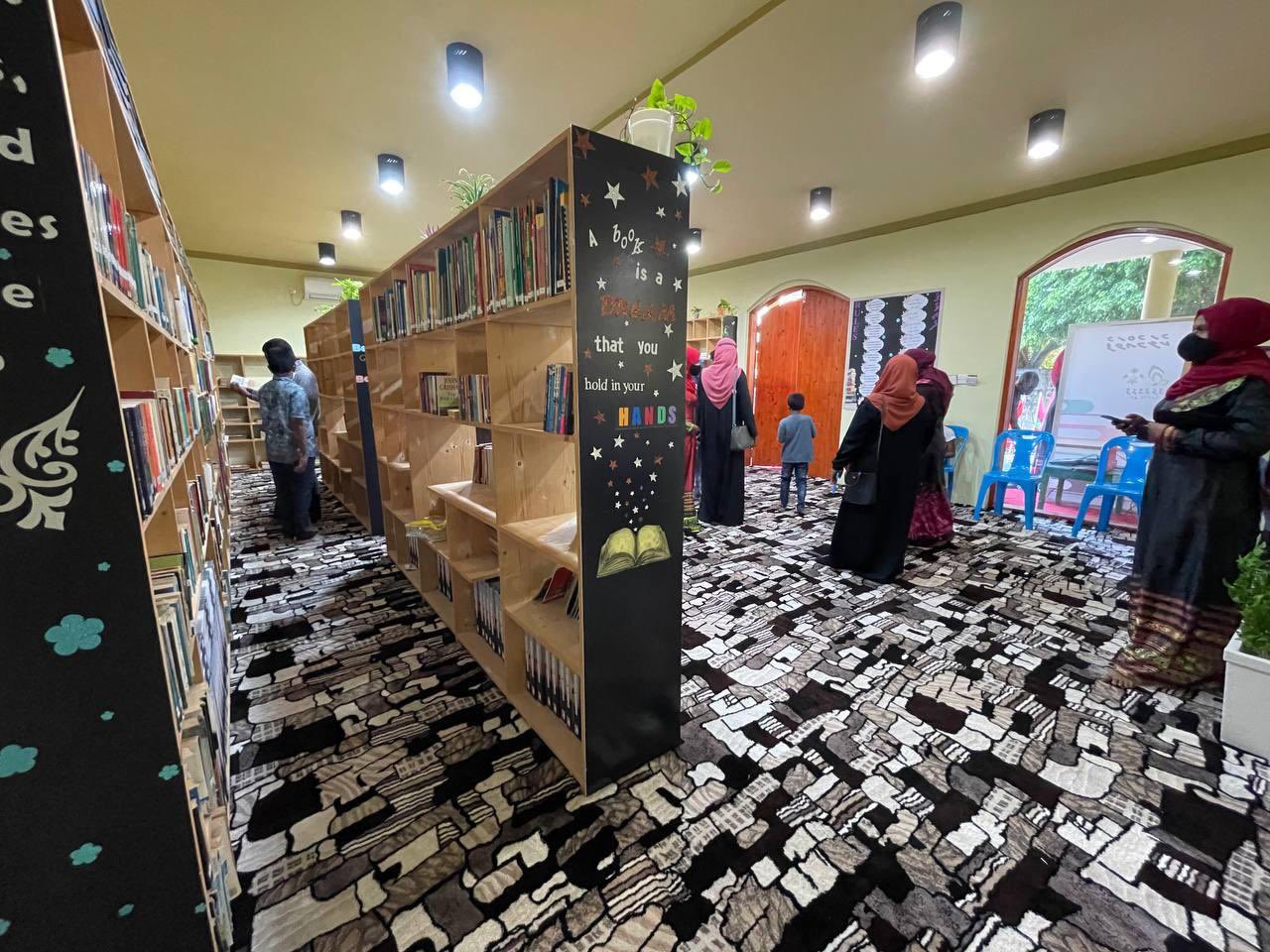 ބީއެމްއެލް ކޮމިއުނިޓީ ފަންޑުން ފުވައްމުލަކު ލައިބްރަރީއަށް ފޮތް