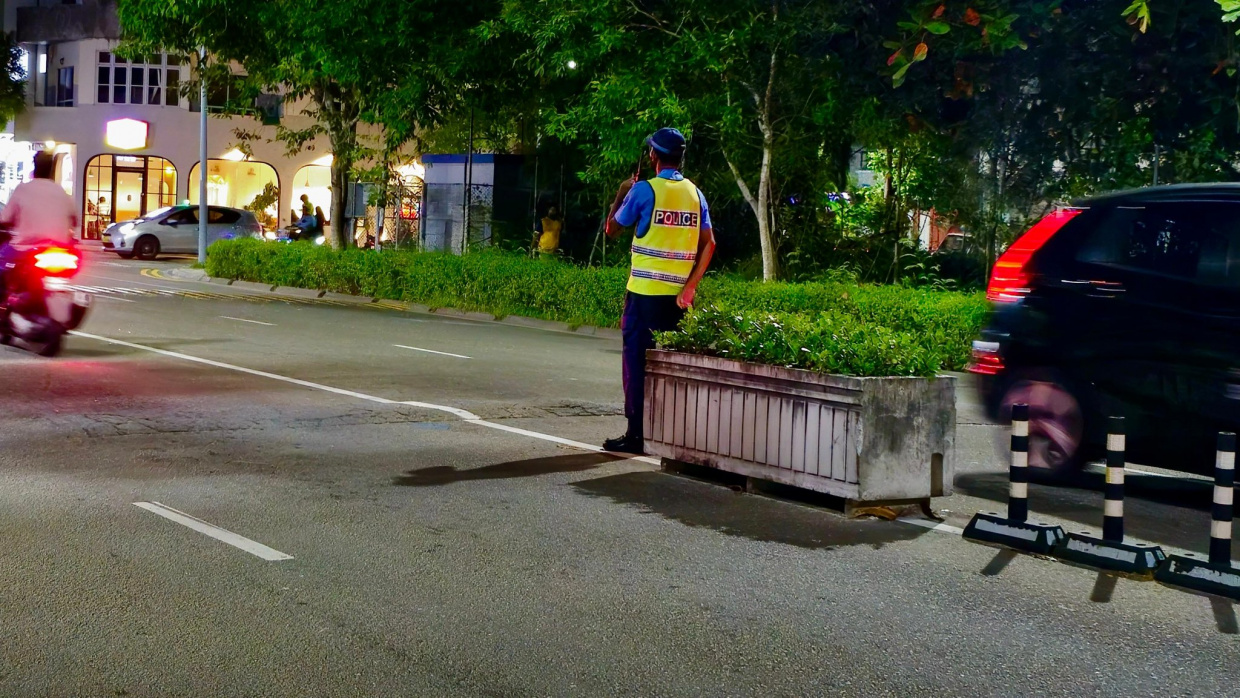 މާލޭގައި ތޫނު އެއްޗަކުން ހަމަލާދީ ދެ މީހަކު ޒަހަމްކޮށްލައިފި، ތުހުމަތަށް ބިދޭސީއަކު ހައްޔަރުކޮށްފި