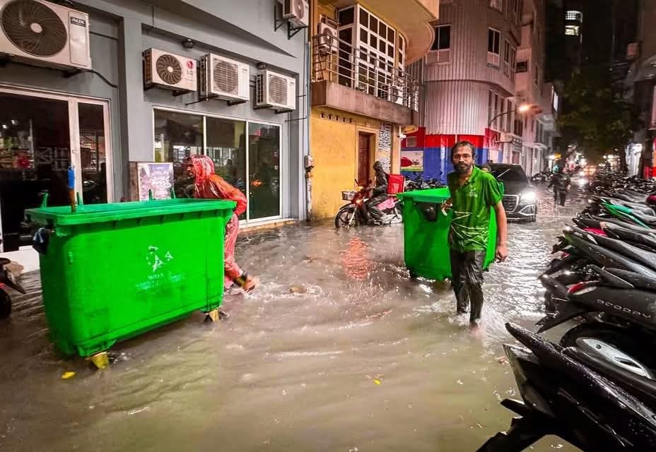 މާލޭގެ 21 ގެއަކަށް ފެންވަދެގެން ރިޕޯޓްކުރި، 10 ސަރަޙައްދެއްގައި ޕަންޕު ޖަހައިގެން ފެން ހިއްކަނީ