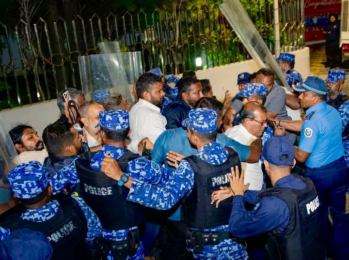 ތިން ރައީސުންގެ ބައްދަލުވުމަށްފަހު މާލޭގައި ކުރިއަށް ދިޔަ ބޮޑު މުޒާހަރާ ފުލުހުންގެ ސަފުތައް ފޫއަޅުވާލައިފި