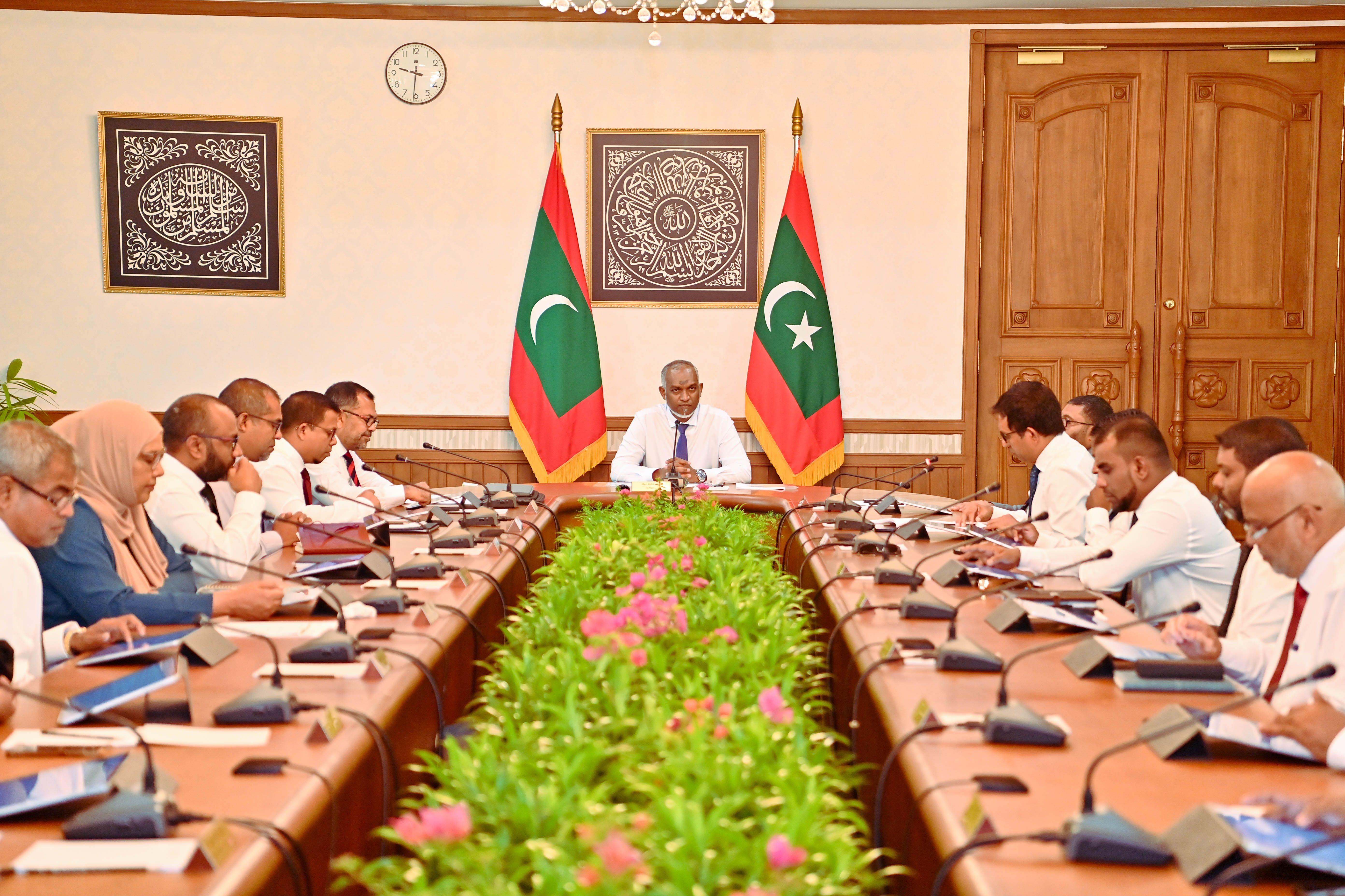 ސަރުކާރުން ހިންގާ ތަރައްގީގެ މަޝްރޫއުތަކުގެ އަދާހަމަ މައުލޫމާތު އޮޅހުންފިލުއްވުމަށް ރައީސުލްޖުމްހޫރިއްޔާ ވަޒީރުންގެ މަޖިލީހާ ބައްދަލު ކުރެއްވުން -- ފޮޓޯ/ ރައީސް އޮފީސް