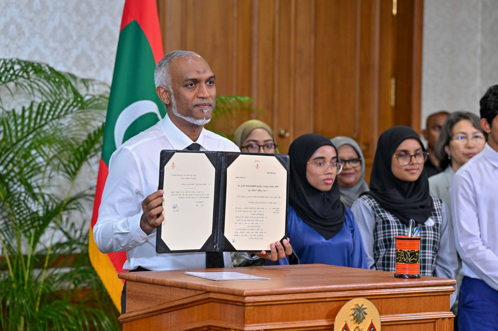 ރައީސް މުޢިއްޒުގެ އަމިއްލަ އެދުމެއް ނެތް ޤައުމީ ނިންމެވުންތައް ރައްޔިތުން ބަލައިގަނޭ!