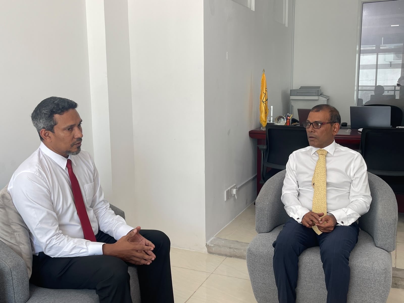 ރައީސް ނަޝީދު ފުވައްމުލައް ސިޓީގެ މޭޔަރު އިސްމާއީލް ރަފީޤް އާއި ބައްދަލު ކުރަށްވައިފި