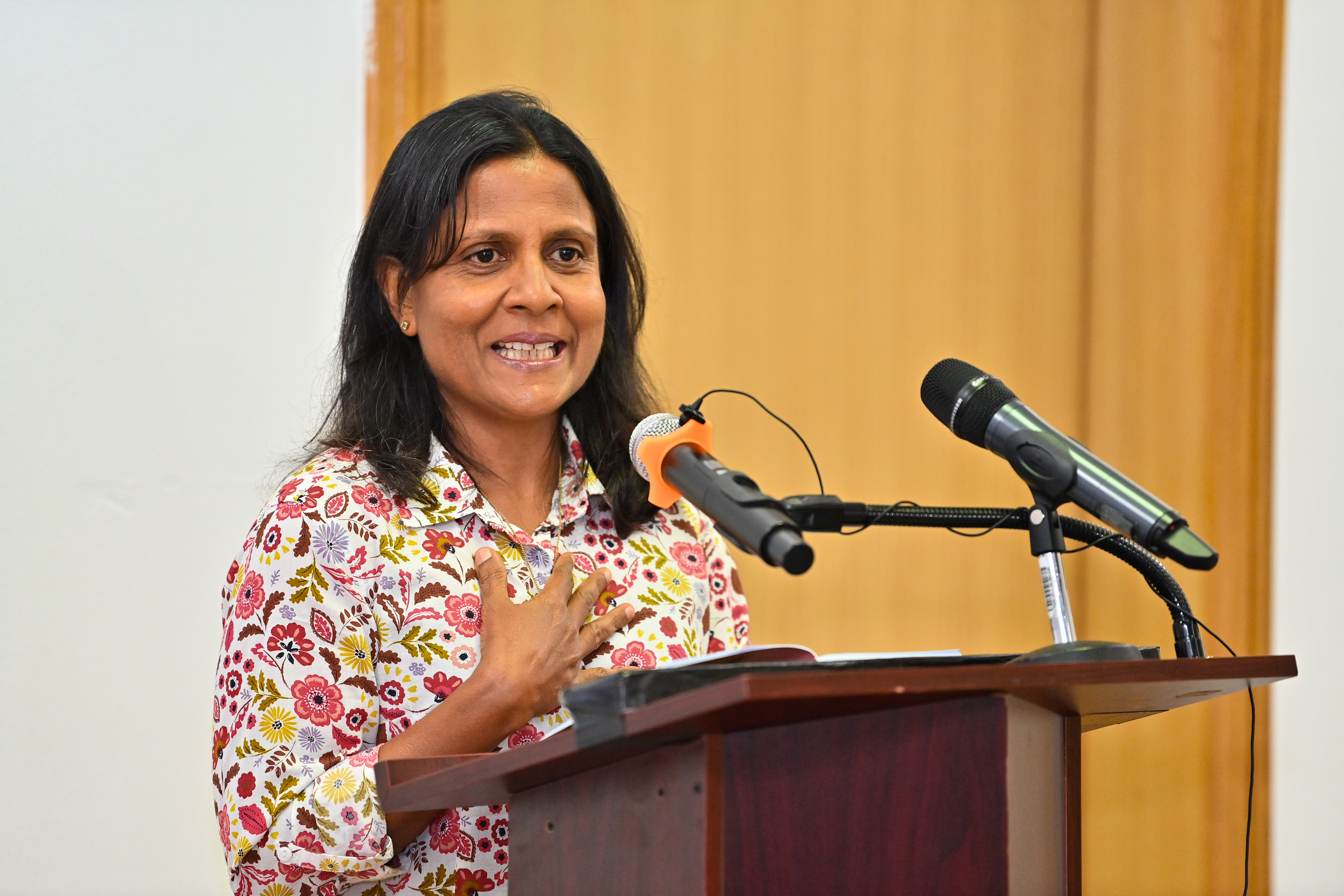 ދަރިން ތަރުބިއްޔަތުކުރުމުގައި އެންމެ މުހިންމުކަމަކީ ކުދިންނަށް ނަމޫނާ ދެއްކުން: ފަޒްނާ