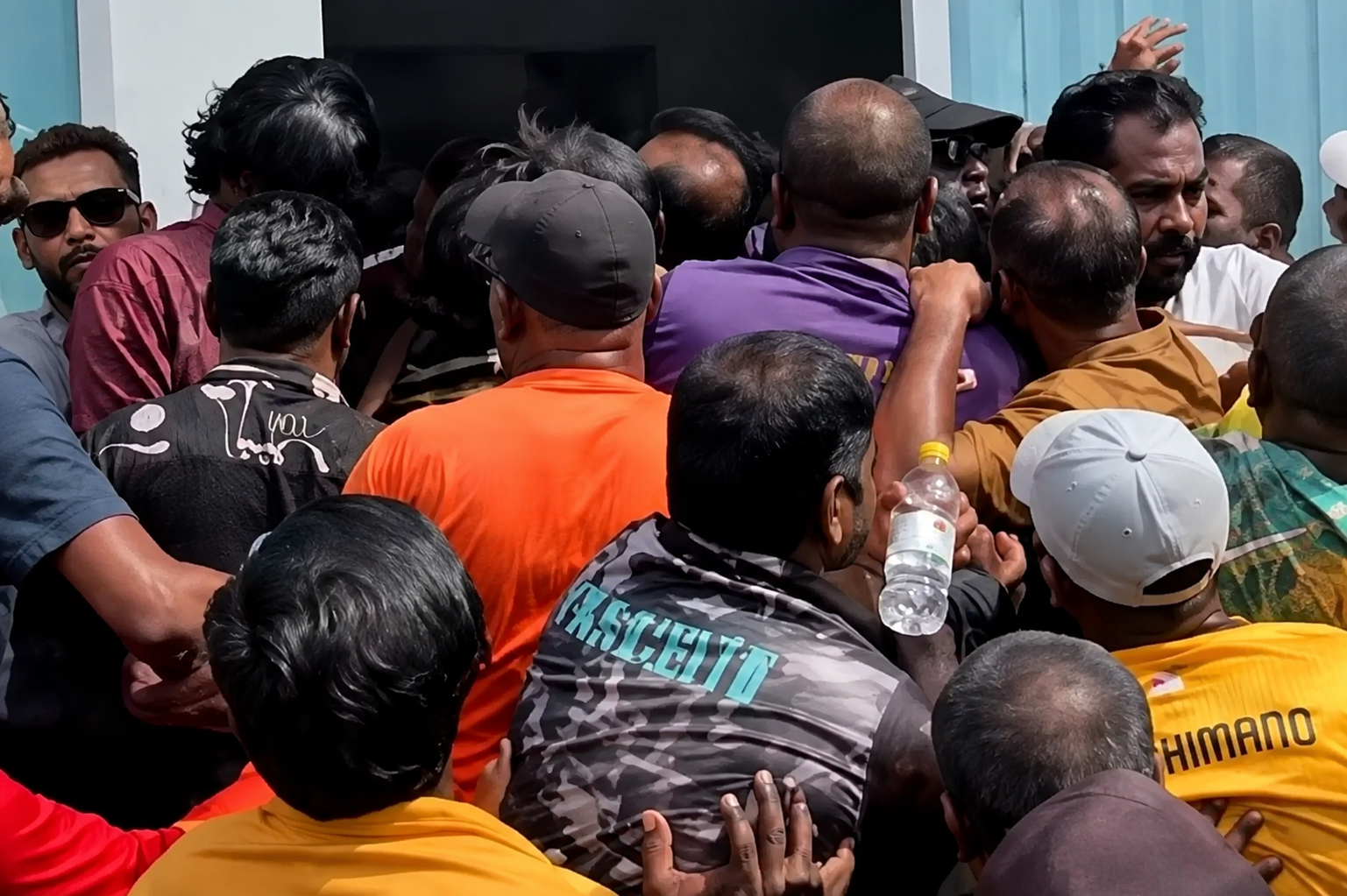 ފެނަކައިގެ ވަޒީފާއިން 14 މުވައްޒަފުން ވަކިކުރުމުން ފޯކައިދޫގައި މުޒާހަރާ ފަށައިފި
