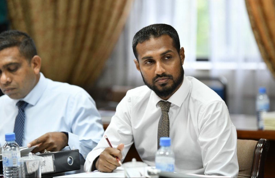 ފެނަކައިން 900 ވަގުތީ މުވައްޒަފުން ދޫކޮށްލައިފި