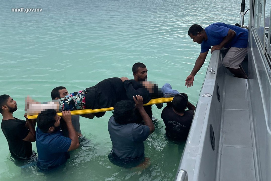 ގައިމައްޗަށް ފާރެއް ވެއްޓި ދަތުރު ގޮސް އުޅުނު ދެ މީހަކަށް އަނިޔާވެއްޖެ