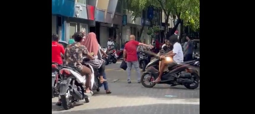 ޓްރެފިކް ބާރުބޮޑުވެފައި ވަނިކޮށް އާންމުންގެ މީހަކު ނުކުމެ ހަމައަކަށް އަޅުވައިދީފި