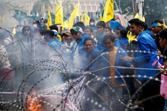 އިންޑޮނޭޝިއާގައި ތެލުގެ އަގު ބޮޑުވުމުން ޔުނިވާސިޓީތަކުގެ ދަރިވަރުން މުޒާހަރާއަށް