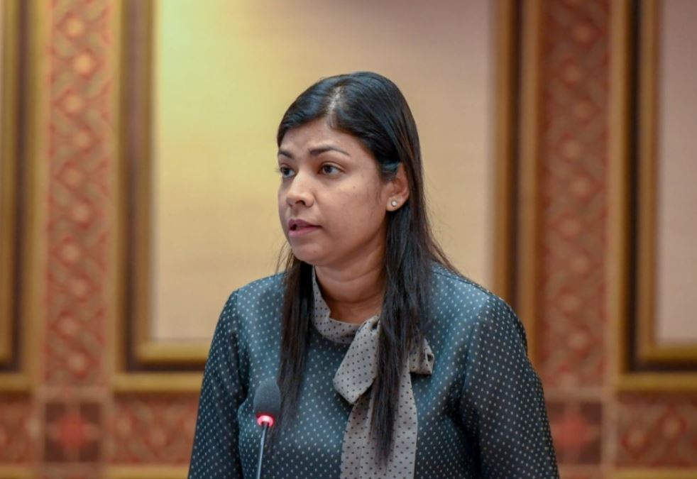 ސޯޝަލް މީޑިއާއަކީ އަންހެނުންނަށް ފުރައްސާރަކުރަން ބޭނުންކުރާ ހަތިޔާރަކަށް ހަދައިގެން ނުވާނެ: ރޮޒައިނާ