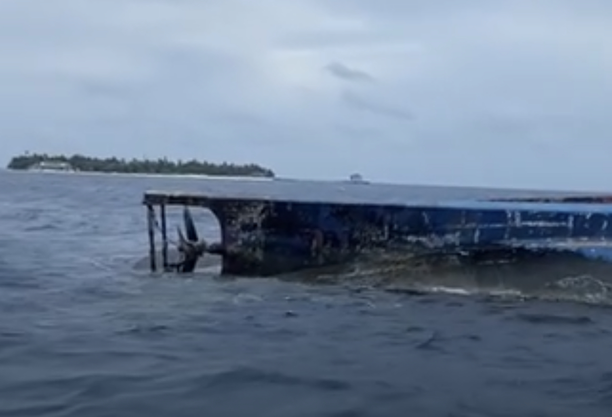 ހުވަދު އަތޮޅު ކަނޑުގެ ސަރަހައްދަށް ބަންޑުން ޖަހާލާފައިވާ ބޯޓެއްގެ ވީޑިއޯއެއް