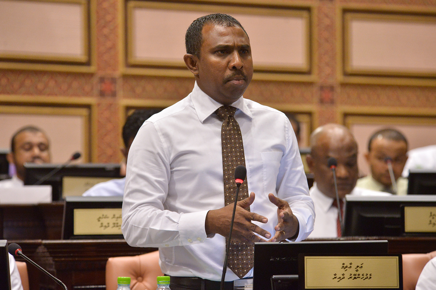 ހުށަހެޅުމާމެދު ގޮތެއް ނުނިމުނީ ނުފޫޒު ފޯރުވައި ވަކިގޮތަކަށް ކަންކުރަން އުޅުމުން: އާޒިމް