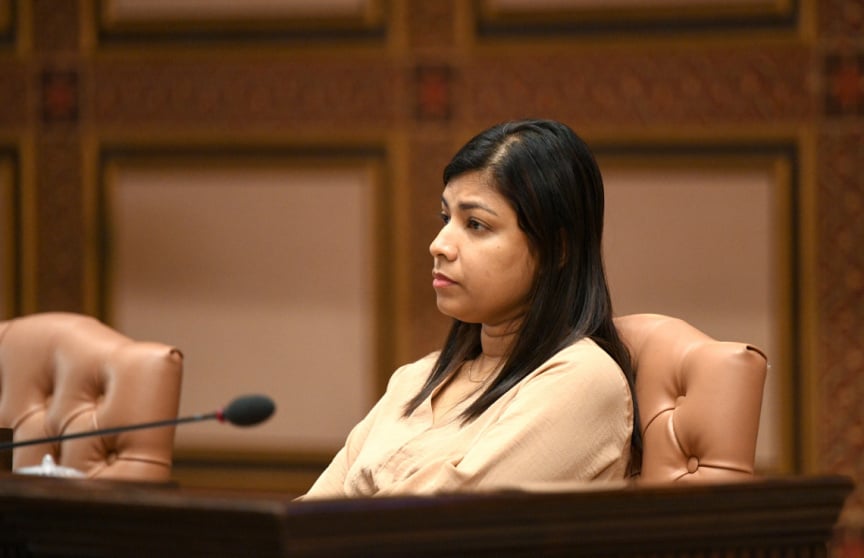 ގަވާއިދާ ހިލާފަށް ފިރިހެނަކު ގައިގަ އަތްލަން ދައްކާކަށް ނުޖެހޭނެ - ރޮޒައިނާ