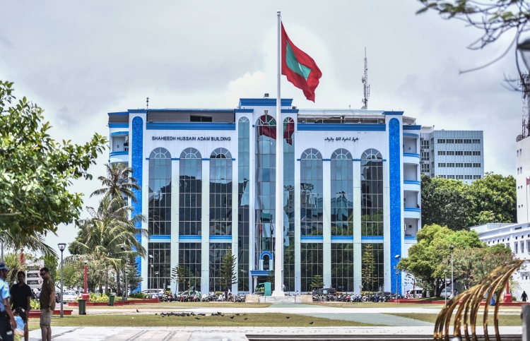 16 އަހަރުގެ ކުއްޖަކު ރޭޕްކުރި މައްސަލައެއްގައި މީހަކު ޝަރީއަތް ނިމެންދެން ބަންދުކޮށްފި