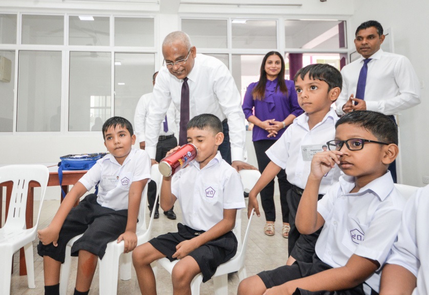 ކޯވިޑް-19: ހާލަތު ގޯސްވެ، ސްކޫލުތައް ނުހުޅުވައި އޮންލައިންކޮށް ކިޔަވައިދޭން ނިންމައިފި