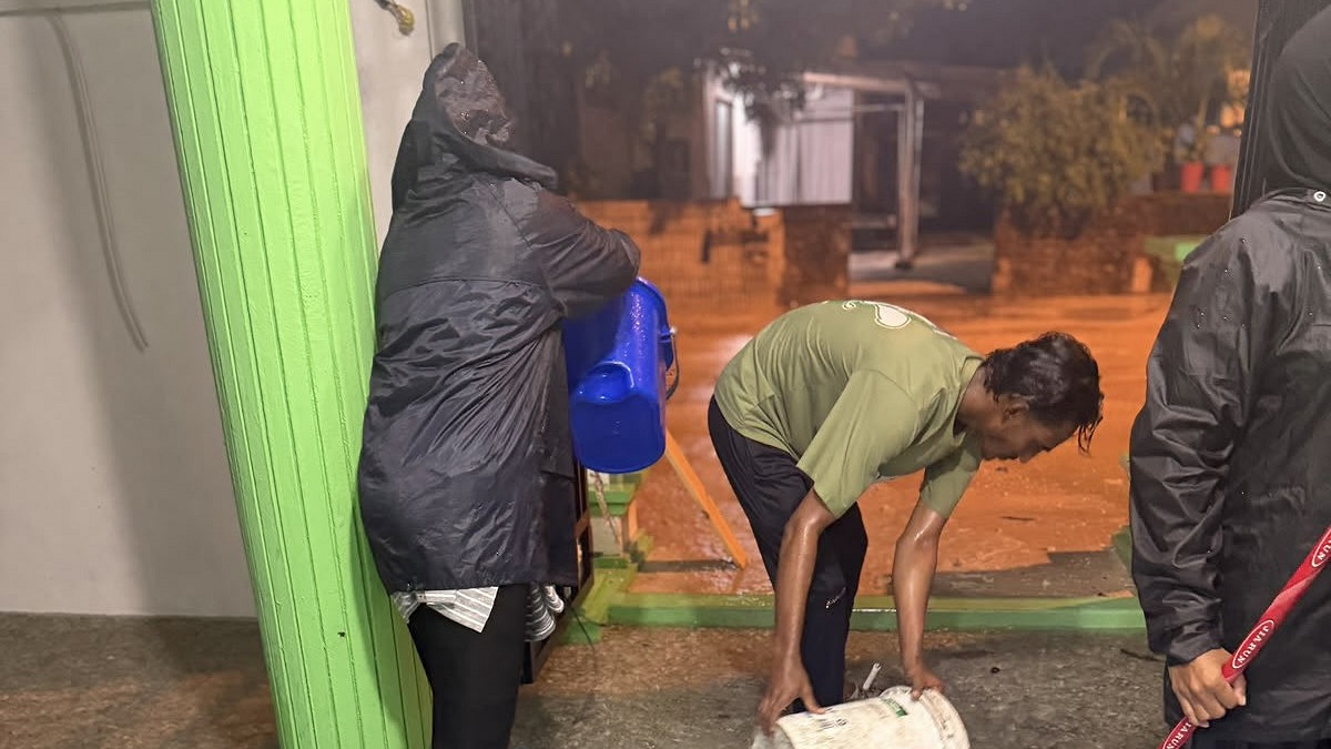 ވާދޫ ކައުންސިލު މުވައްޒަފުން ފެން ބޭރުކުރުމުގެ މަސައްކަތް ކުރަމުންދަނީ -- ފޮޓޯ: މުޙައްމަދު ލަމްއާން ވަޙީދު / އެކްސް