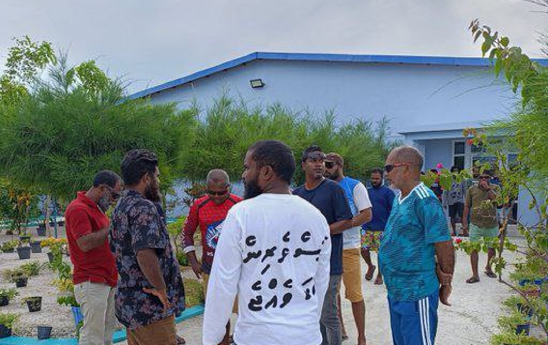 ހުޅުމީދޫ މިފްކޯ ބަނދަރުގައި މަސްވެރިންތަކެއް މުޒާހަރާ ކުރަނީ