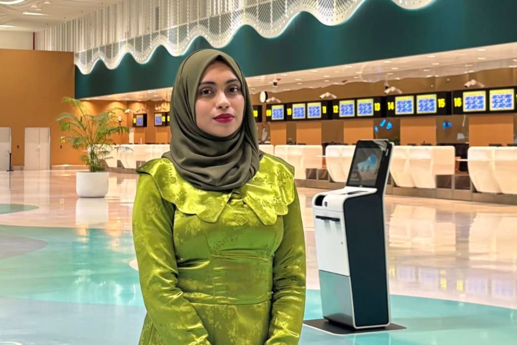 އީޝާގެ ބައްޕަ، އަޝްރަފް ފެނަކަ އިން އިސްތިއުފާ ދީފި، ދެ ބަފައިން ސަރުކާރަށް ކުރި ތާއީދު އަނބުރާ ގެންގޮސްފި