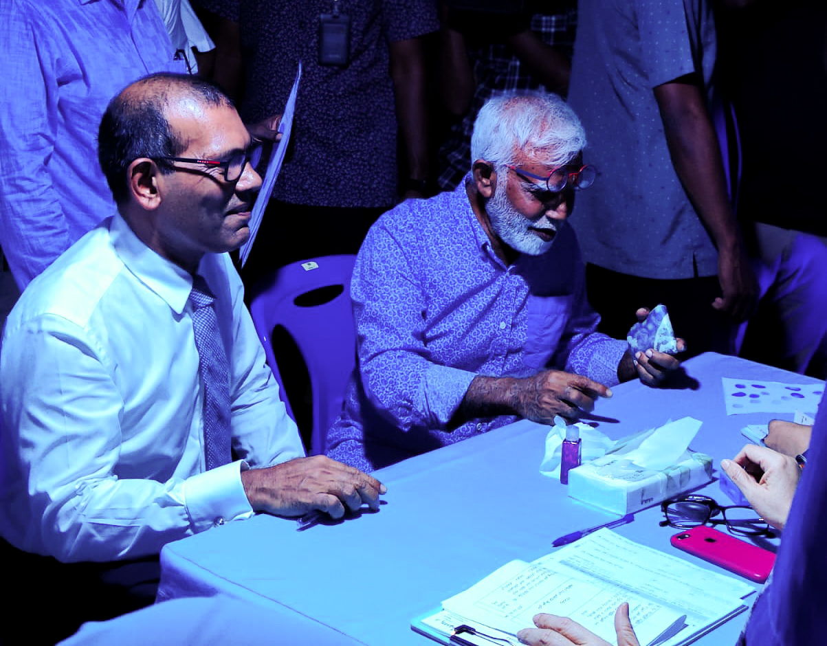 ޑިމޮކްރެޓްސްއަށް ސޮއިކުރެއްވުމަށްފަހު ނަޝީދު ވިދާޅުވީ އެމްޑީޕީ ރޫޅާލާނެކަމަށް