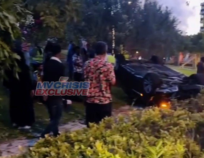 ހުޅުމާލޭގައި ބާރު ސްޕީޑުގައި ދުއްވި ކާރެއް ފުރޮޅާލައި މީހަކަށް އަނިޔާވެއްޖެ