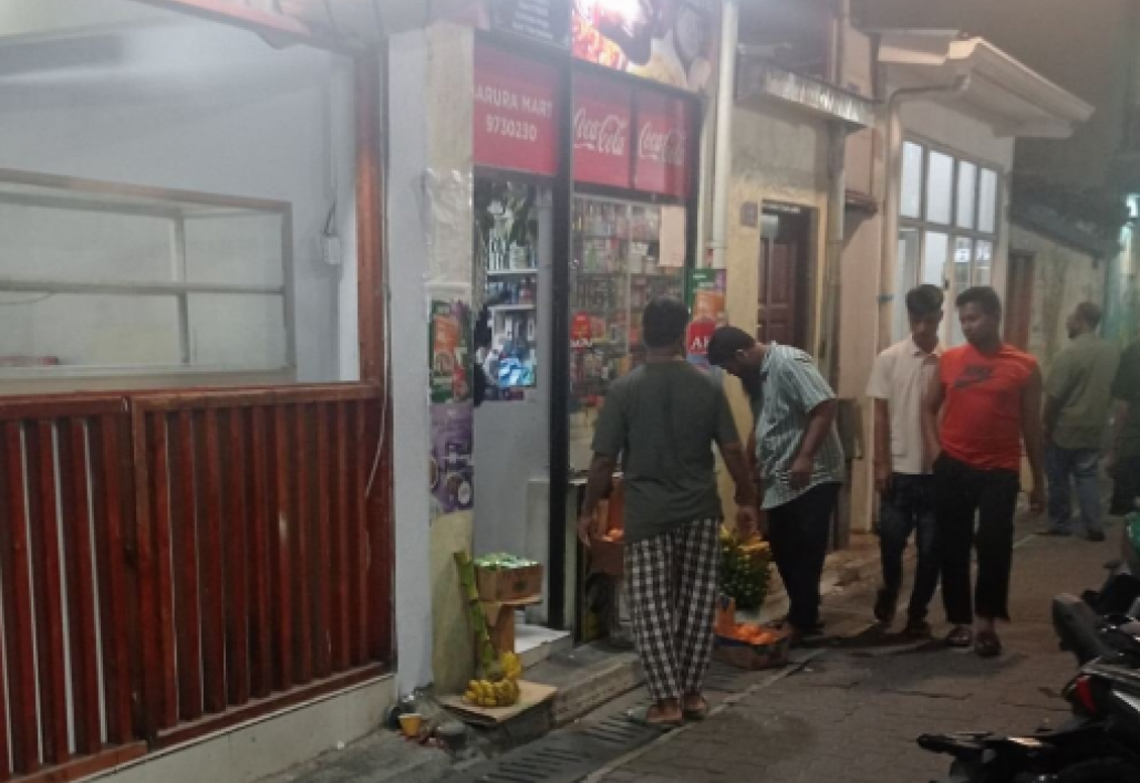 މަގުމަތީގައި މުދާ ބަހައްޓައިގެން ވިޔަފާރިކުރި ފިހާރައެއް ސިޓީ ކައުންސިލުން ޖޫރިމަނާކޮށްފި