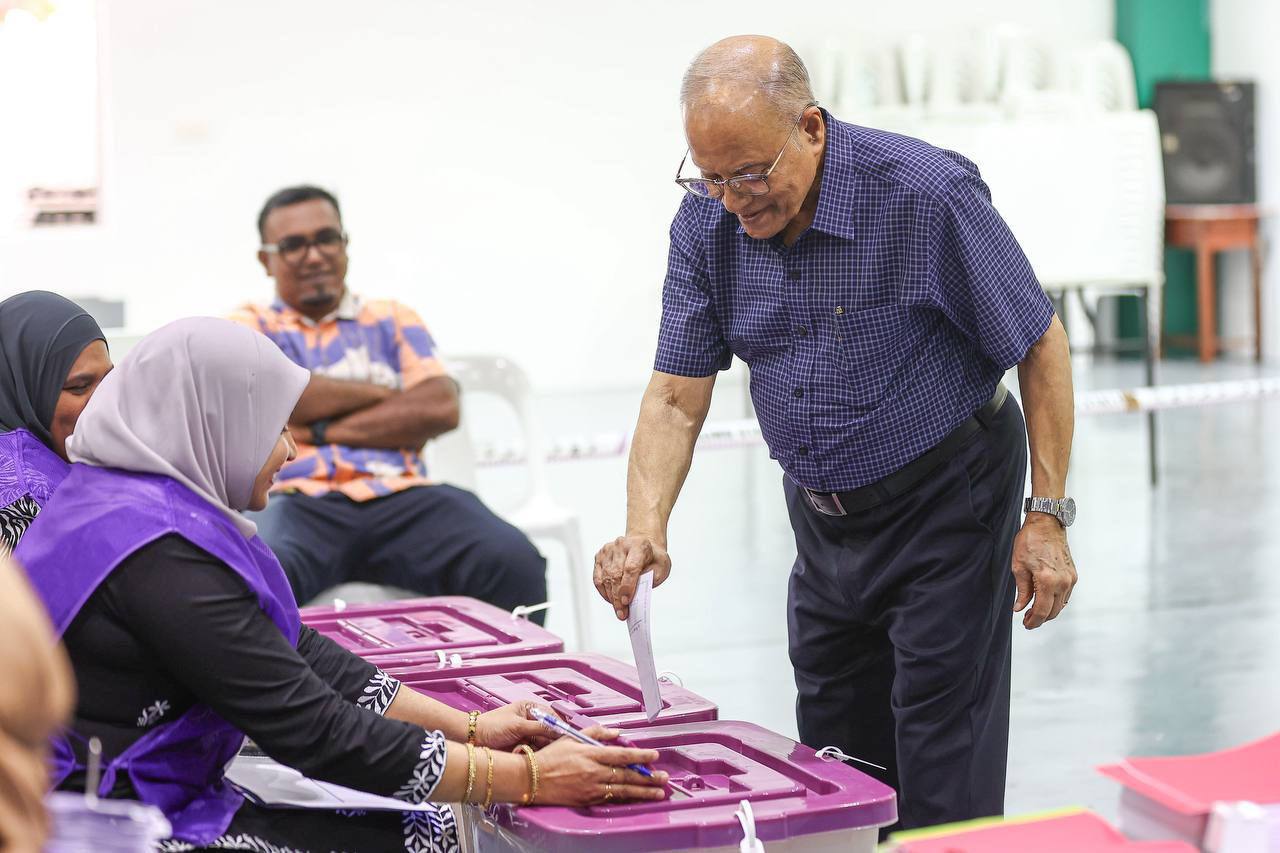 ކުރީގެ ރައީސް މައުމޫން ވެސް ފަރުދީ ޒިންމާ އަދާކުރަށްވައި ވޯޓު ލައްވައިފި