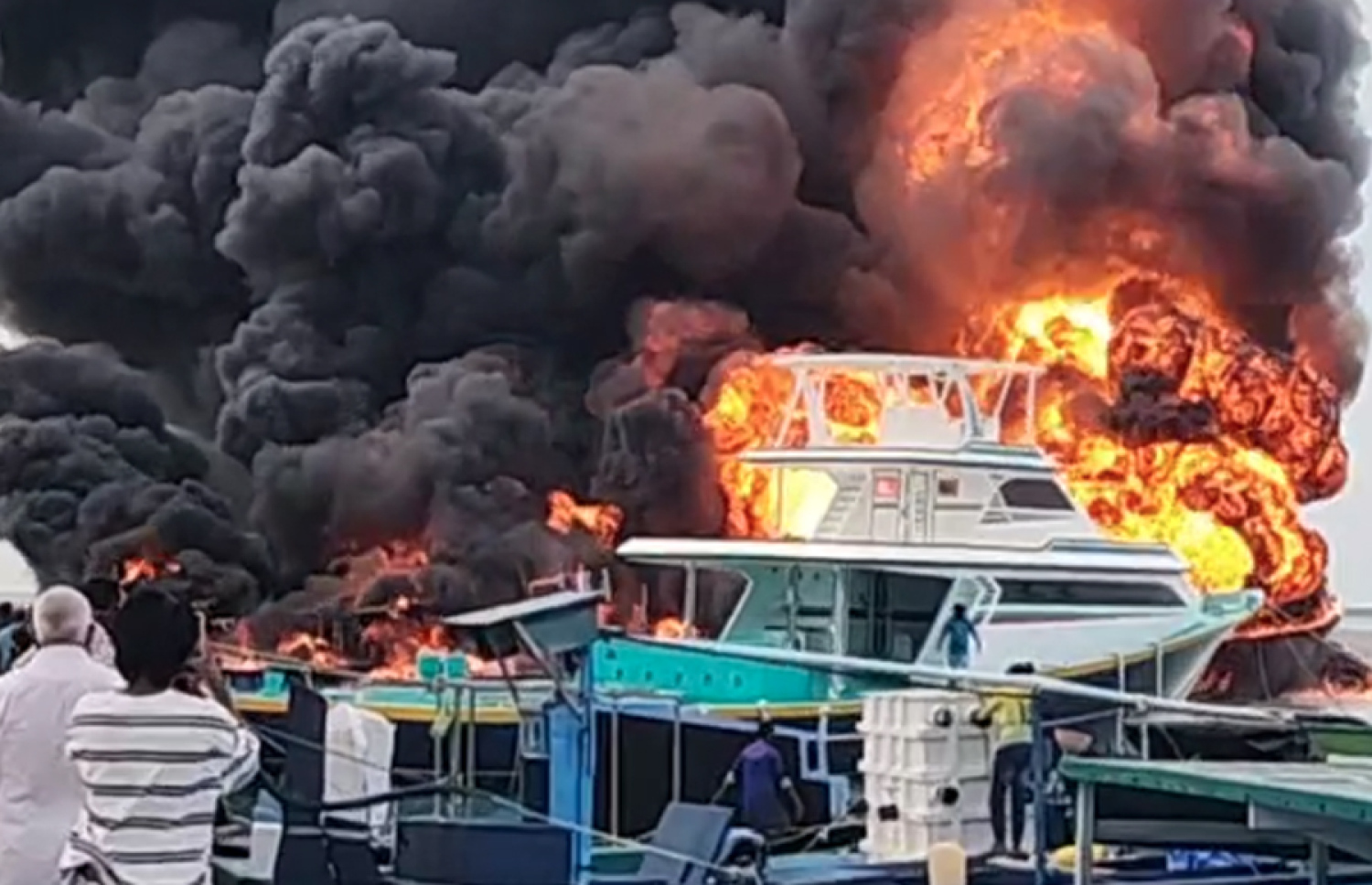 ތެޔޮ ބޯޓުގައި ރޯވި އަލިފާންގަނޑު ފެތުރި ހަތަރު ދޯންޏަކަށް ގެއްލުންވެ އައިސްޕުލާންޓްގައި ރޯވެއްޖެ