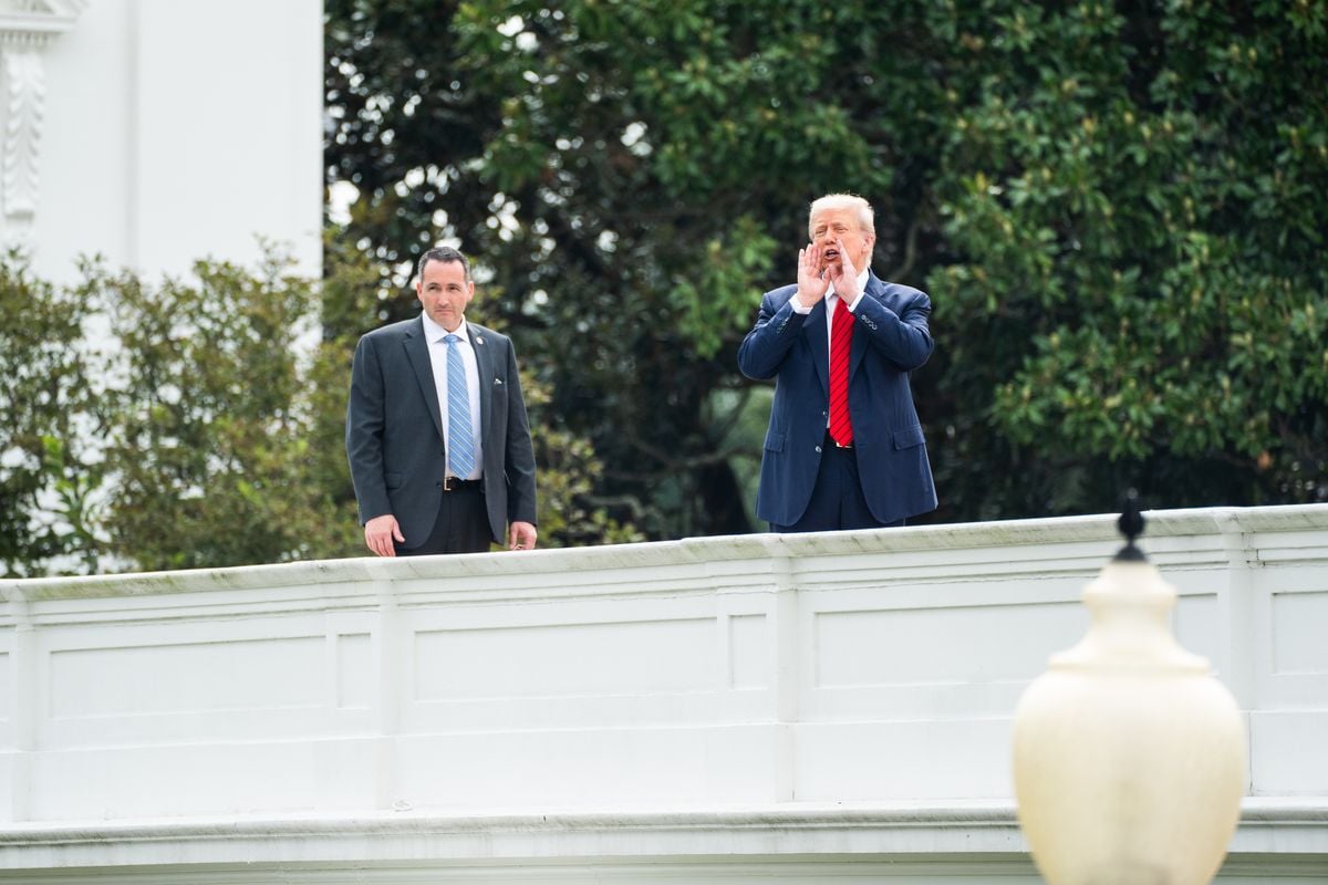 ޓްރަމްޕް ވައިޓް ހައުސްގެ ބެލްކަނީގައި ނަށައިފި