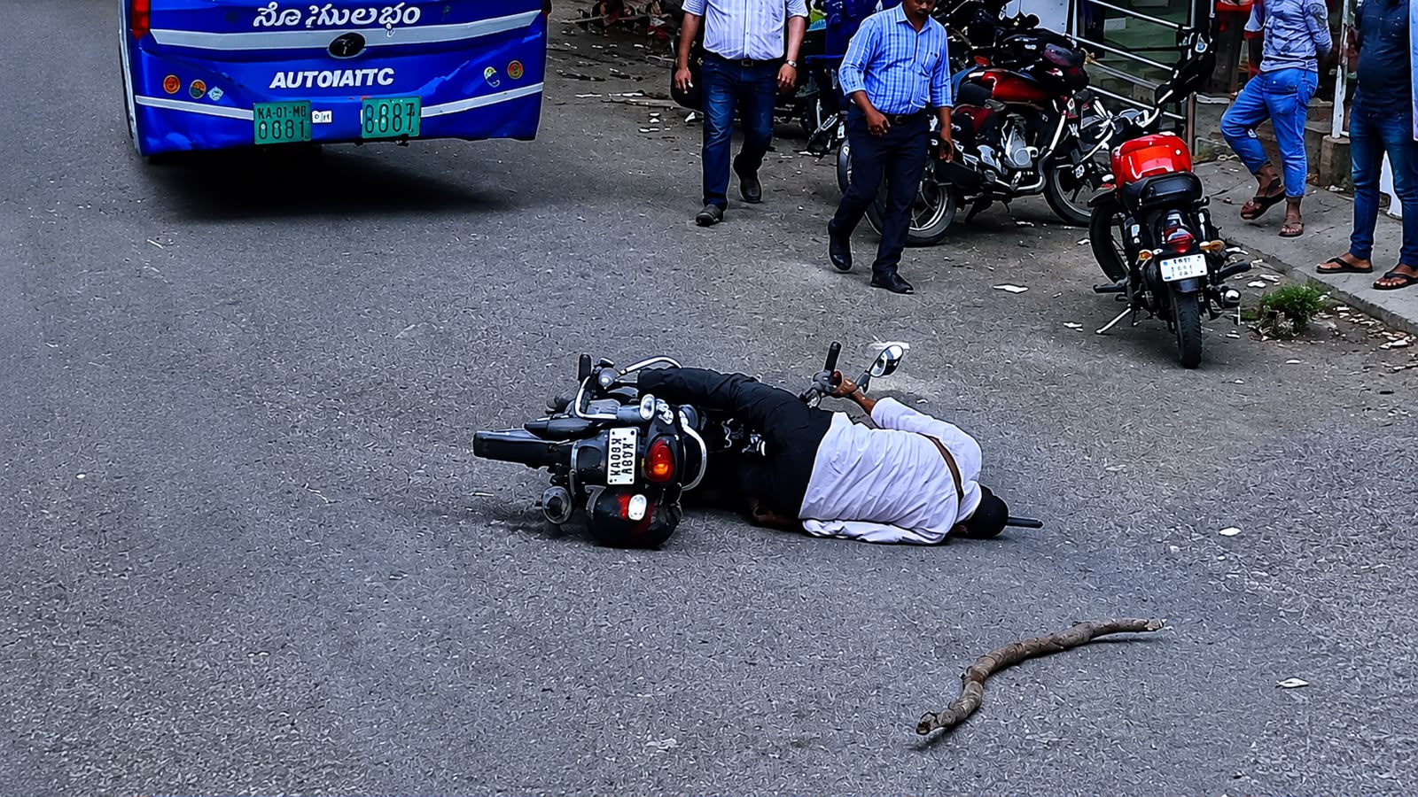 ހެލްމެޓް ނާޅާ ސައިކަލު ދުއްވި މީހެއްގެ ބޮލަށް ހިކި އޮފިގަނޑެއް ވެއްޓި އައިސީޔޫ ގައި